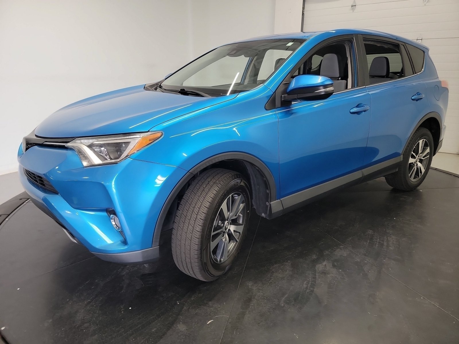 Used 2018 Electric Storm Blue Toyota XLE image 3