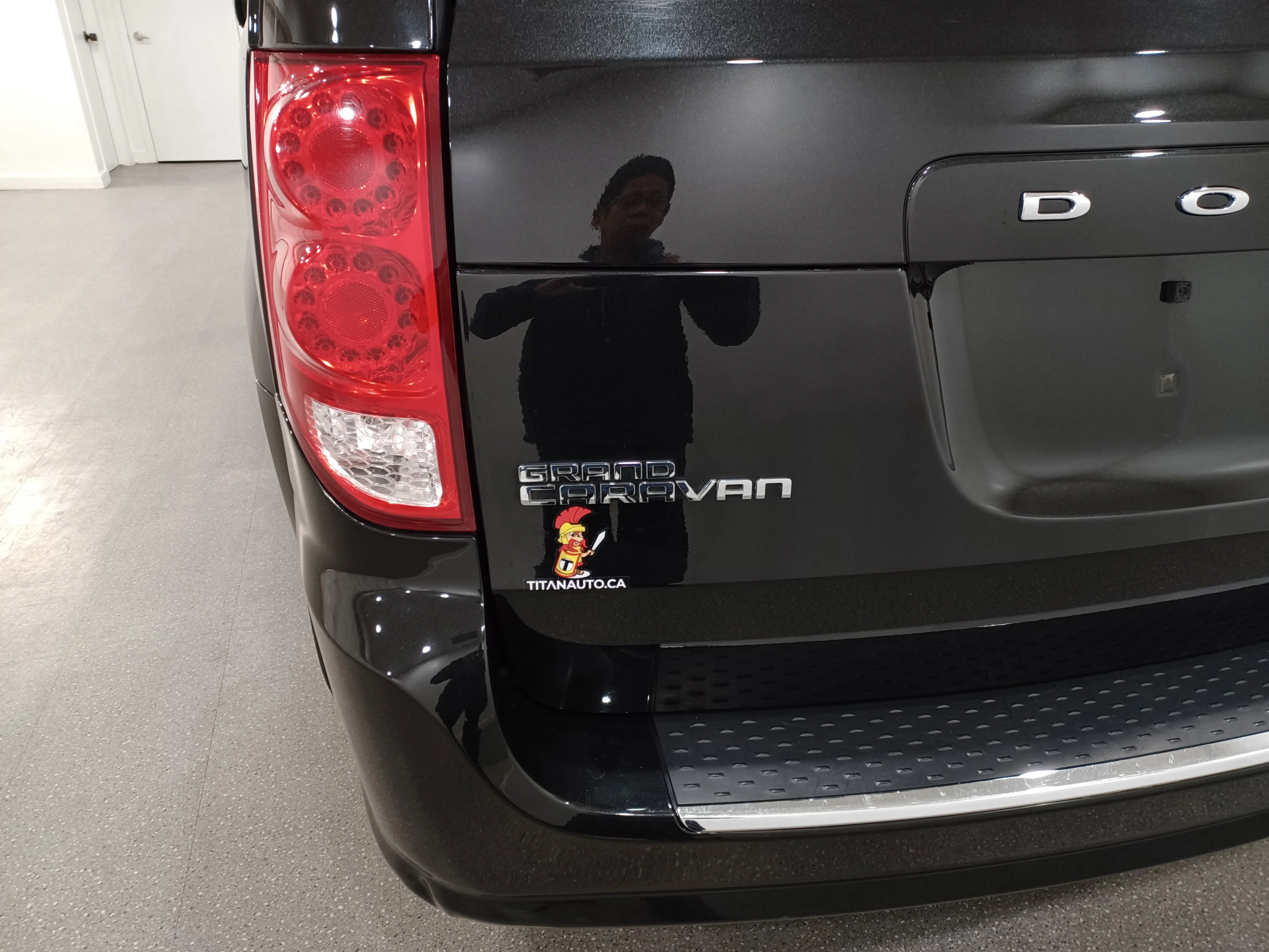 Certified Used 2017 Brilliant Black Crystal Pearl Dodge SE*3.6L V6 | Brilliant Black Crystal Pearl | 7 Pass | Stow 