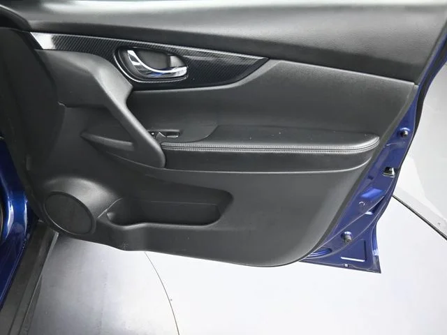Used 2020 Blue Nissan SL image 11
