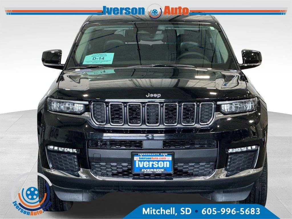 Used 2023 Diamond Black Crystal Pearlcoat Jeep Limited image 3