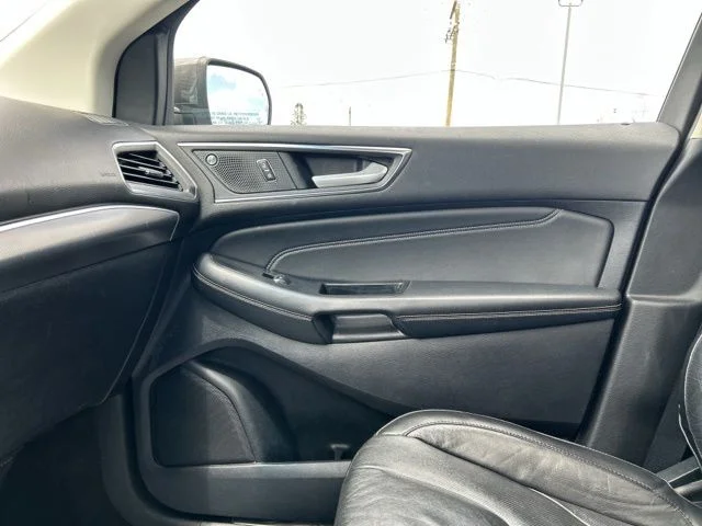 Used 2020  Ford Titanium image 43