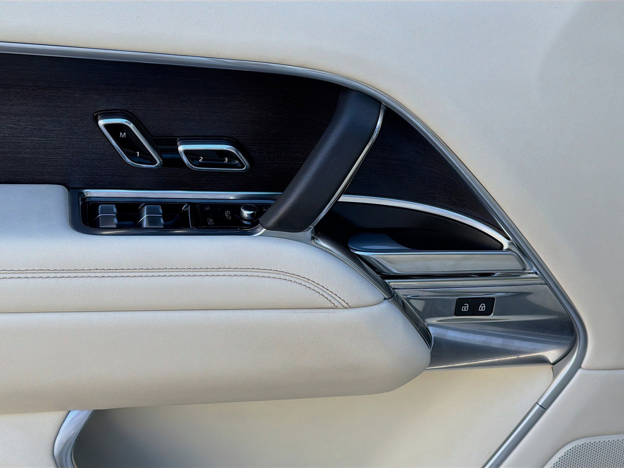 Certified Used 2023 White Land Rover Autobiography image 24