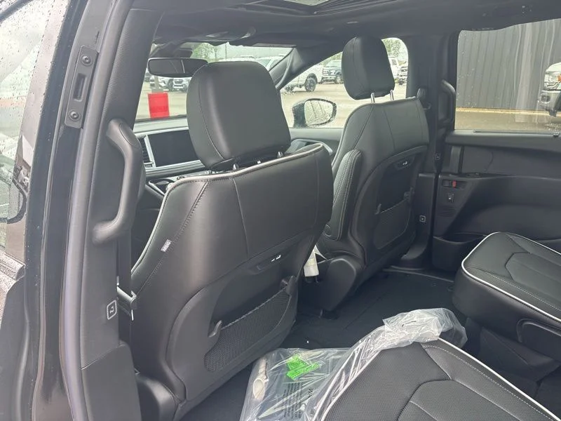 2026 Chrysler Pacifica Limited - Photo 9