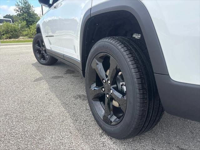 New 2026 Bright White Clear-Coat Exterior Paint Jeep Limited image 7