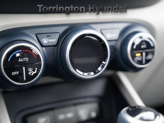 2025 Hyundai Venue Limited - Photo 12