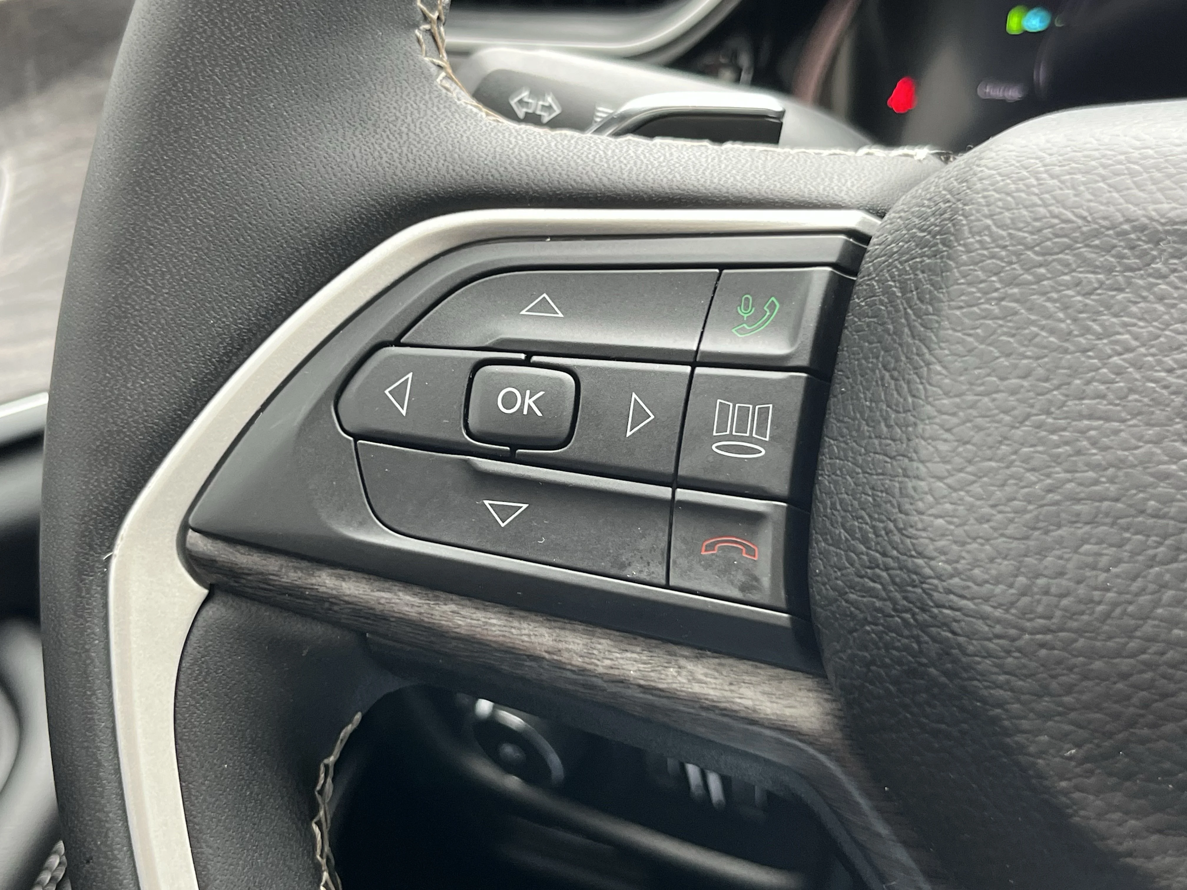 Used 2023 Velvet Jeep 4xe image 28