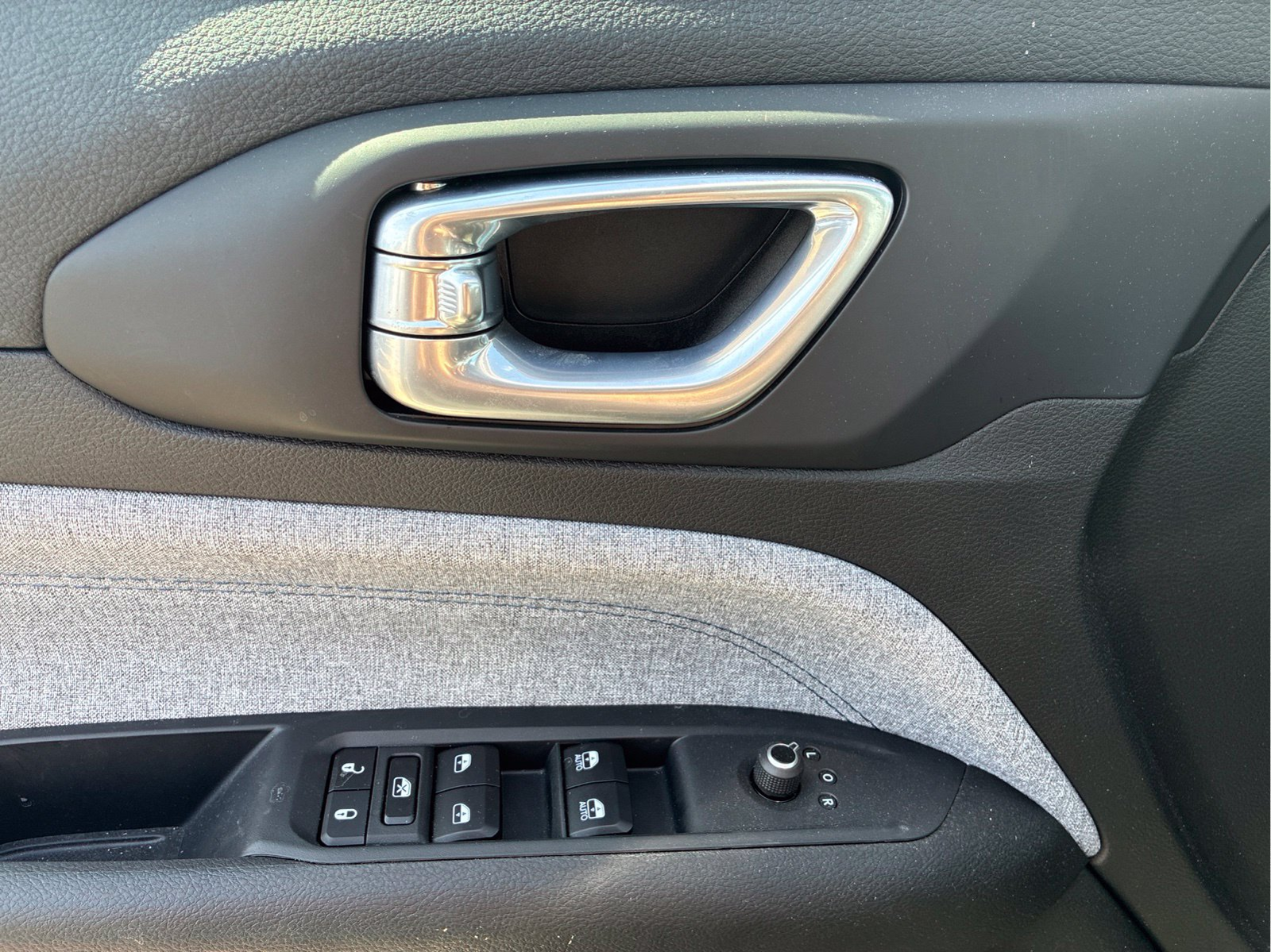 Used 2025 Silver Jeep Latitude image 23