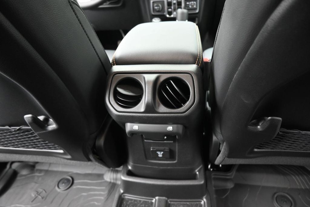 New 2026 Anvil Clear-Coat Exterior Paint Jeep Sahara image 24