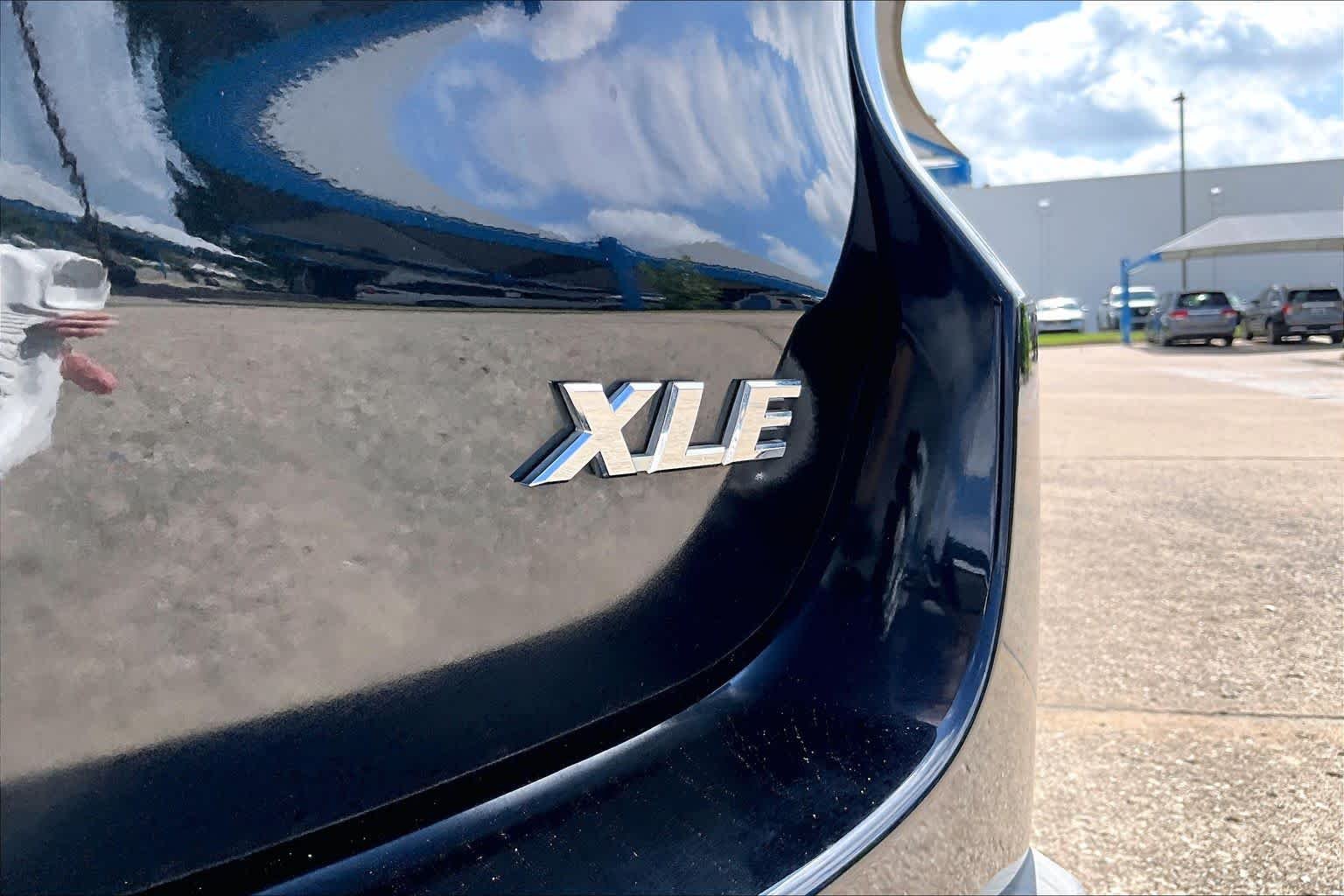 Used 2017 Midnight Black Metallic Toyota XLE image 9