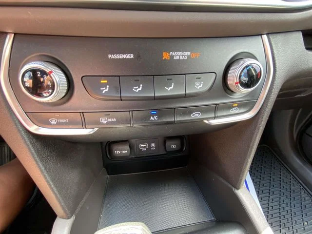 Used 2019 Black Hyundai SE image 18