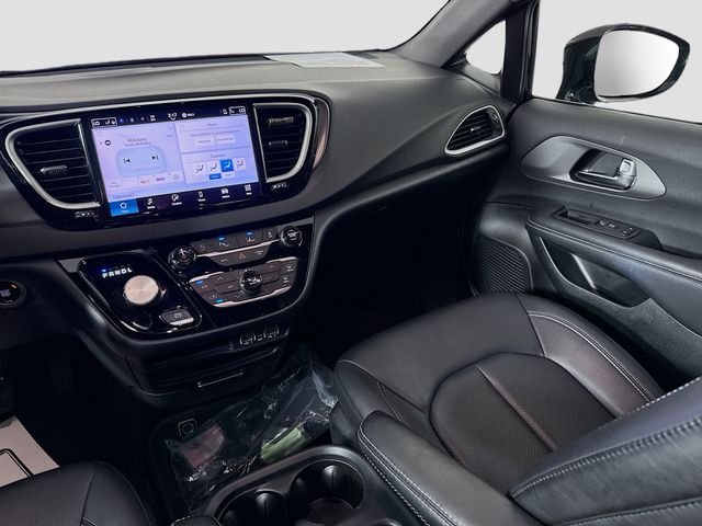 Used 2025 Black Chrysler Select image 21