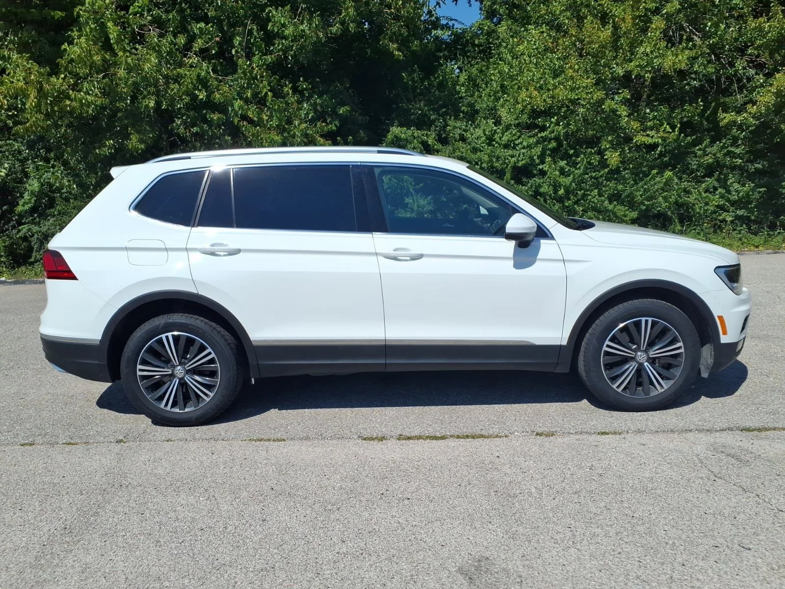 Used 2018 Pure White Volkswagen SEL image 28