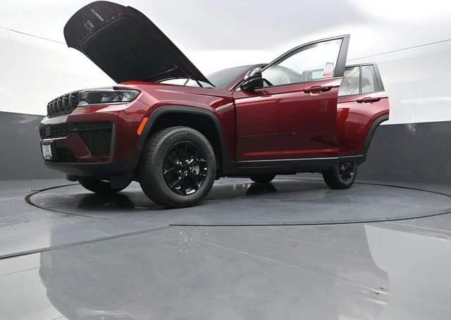 New 2026 Velvet Red Pearl-Coat Exterior Paint Jeep Altitude image 32