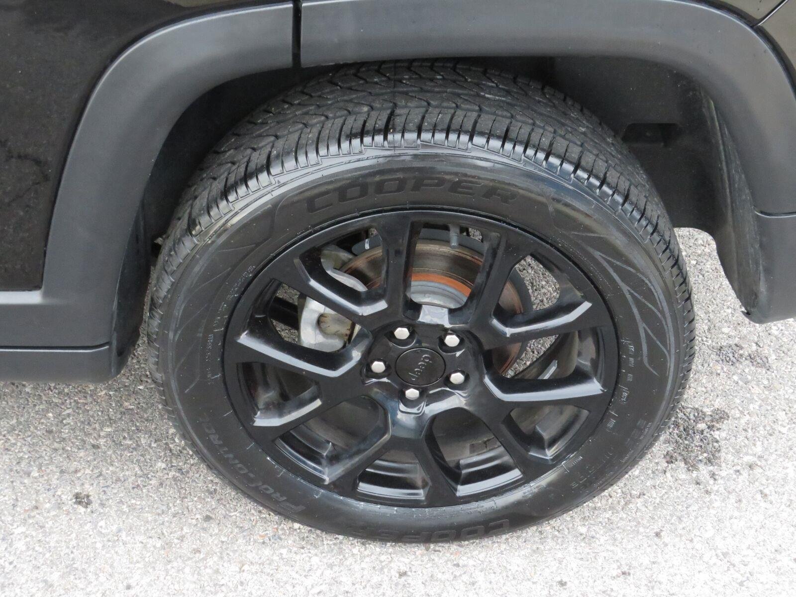 Used 2024 Diamond Black Crystal Pearlcoat Jeep Latitude image 14