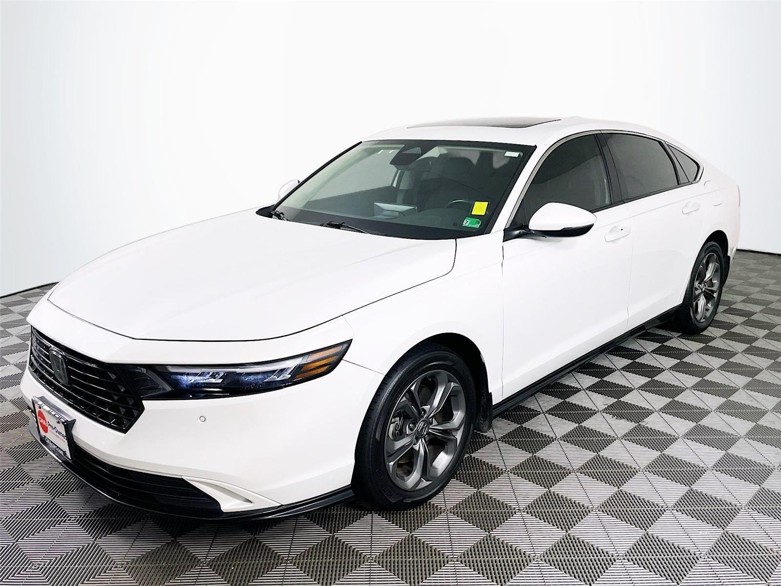 Used 2023 Platinum White Pearl Honda EX-L image 3