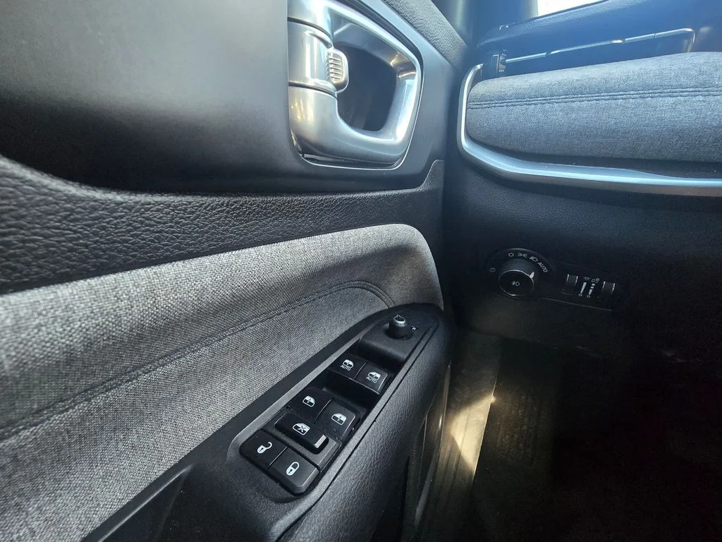 Used 2024 White Jeep Latitude image 17
