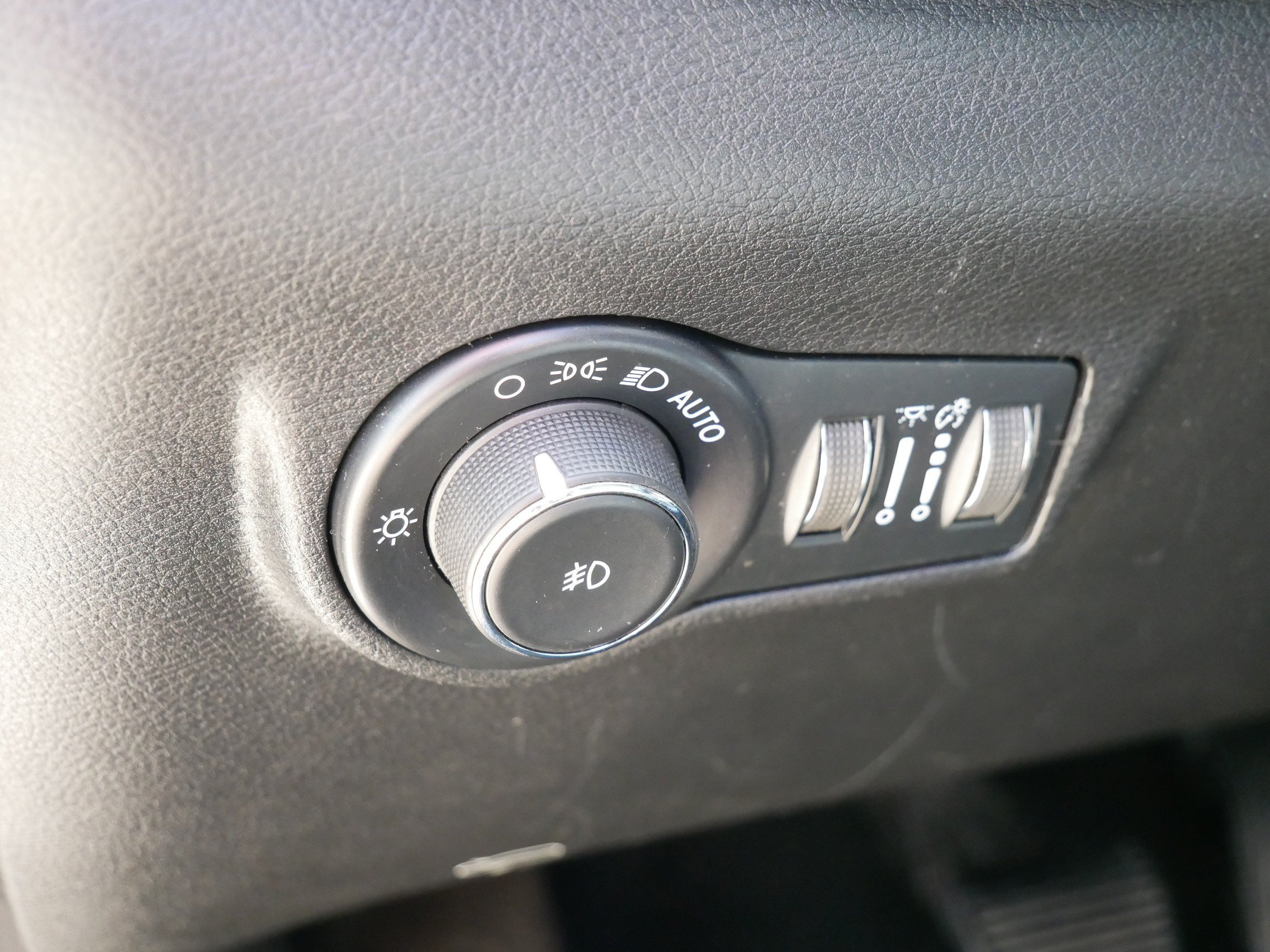 Used 2022 Velvet Red Pearlcoat Jeep Latitude image 19