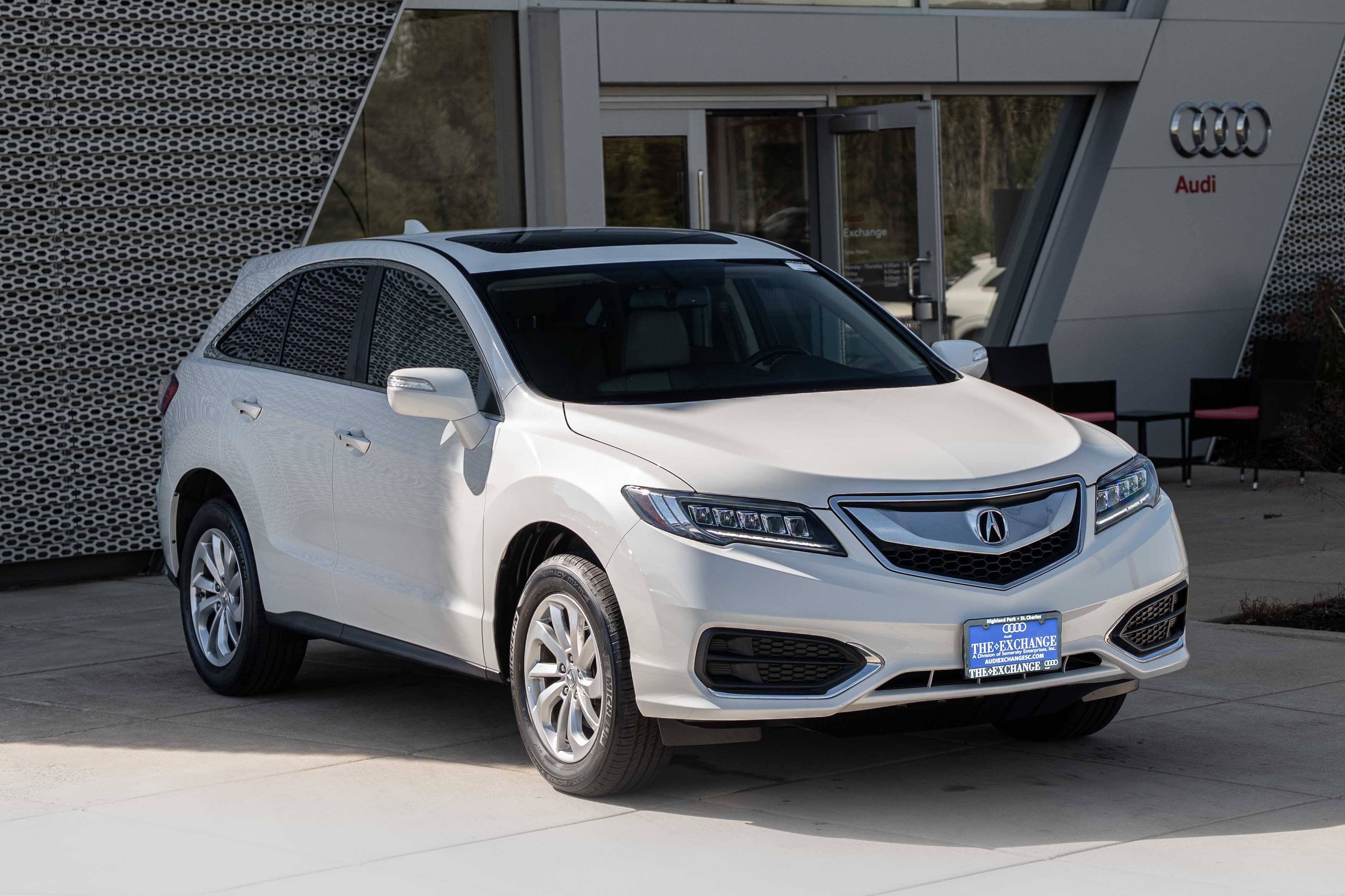 Used 2018 White Diamond Pearl Acura w/Technology Pkg image 2
