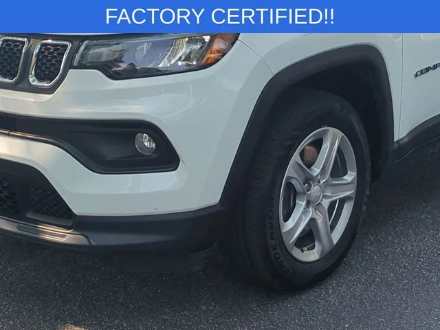 Used 2024 White Jeep Latitude image 9