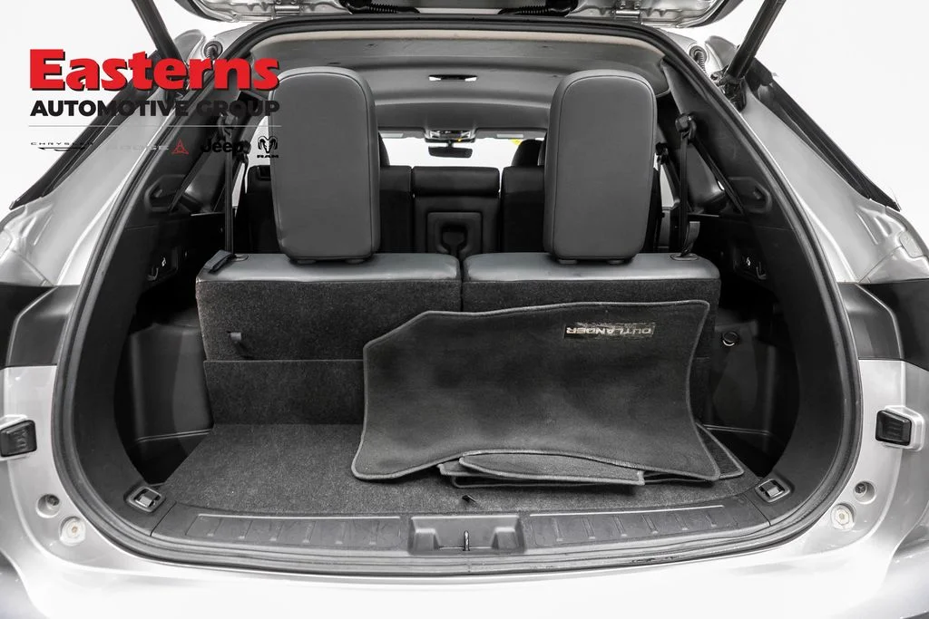 Used 2025 Silver Mitsubishi SE image 9
