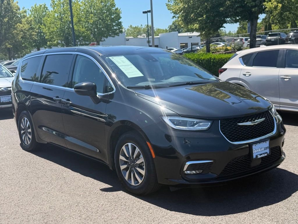 Used 2023 Brilliant Black Crystal Pearlcoat Chrysler Touring L image 2