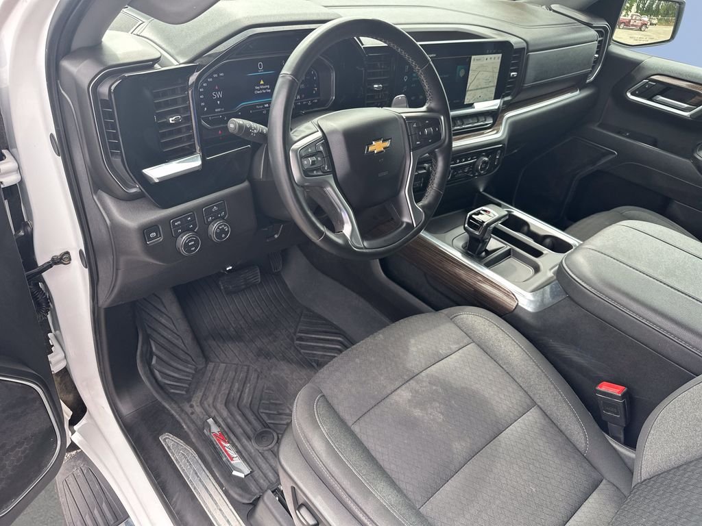 Used 2025 White Chevrolet LT image 9