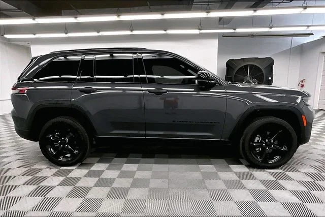 Used 2024 Baltic Gray Metallic Clearcoat Jeep Altitude X image 15