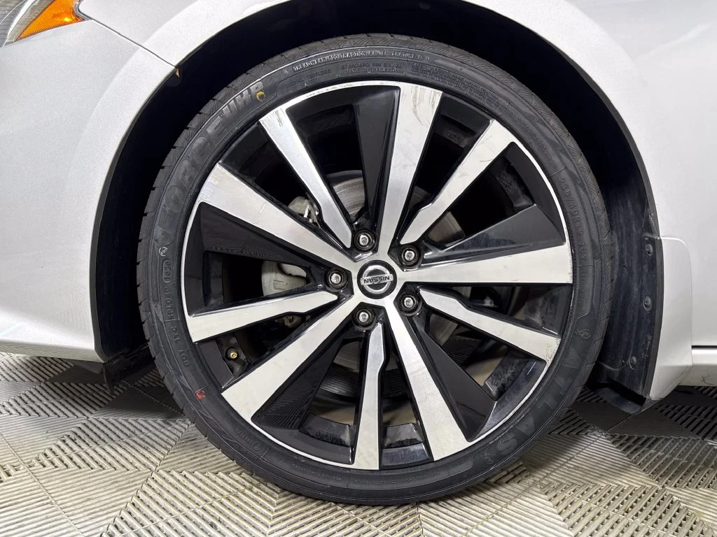 Used 2020 Silver Nissan 2.5 Platinum image 24