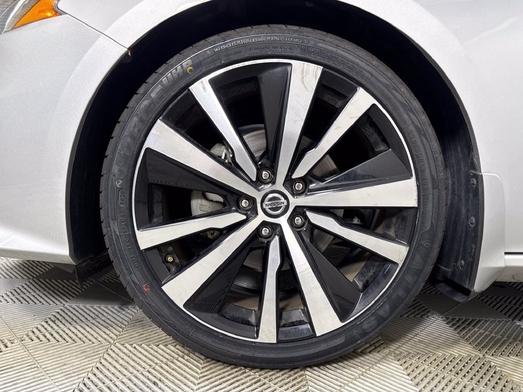 Used 2020 Silver Nissan 2.5 Platinum image 24