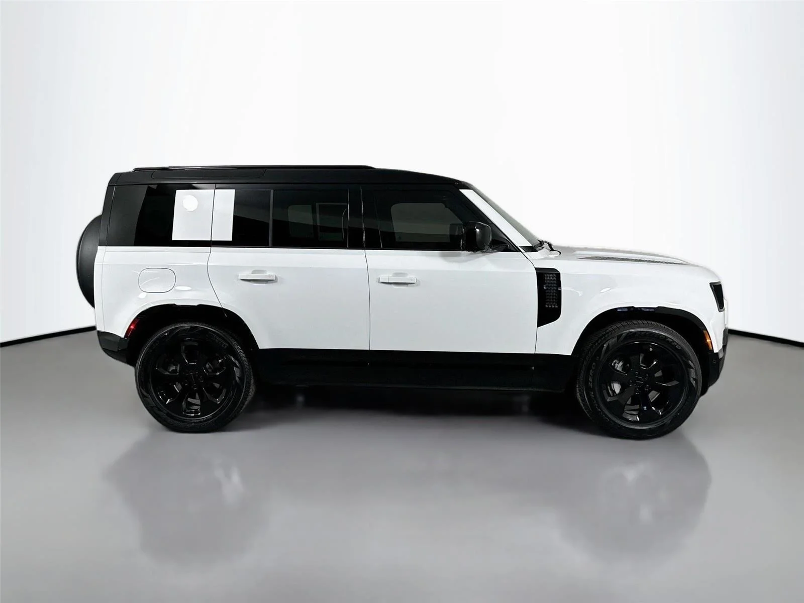 Used 2026 Fuji White Land Rover X-Dynamic SE image 4