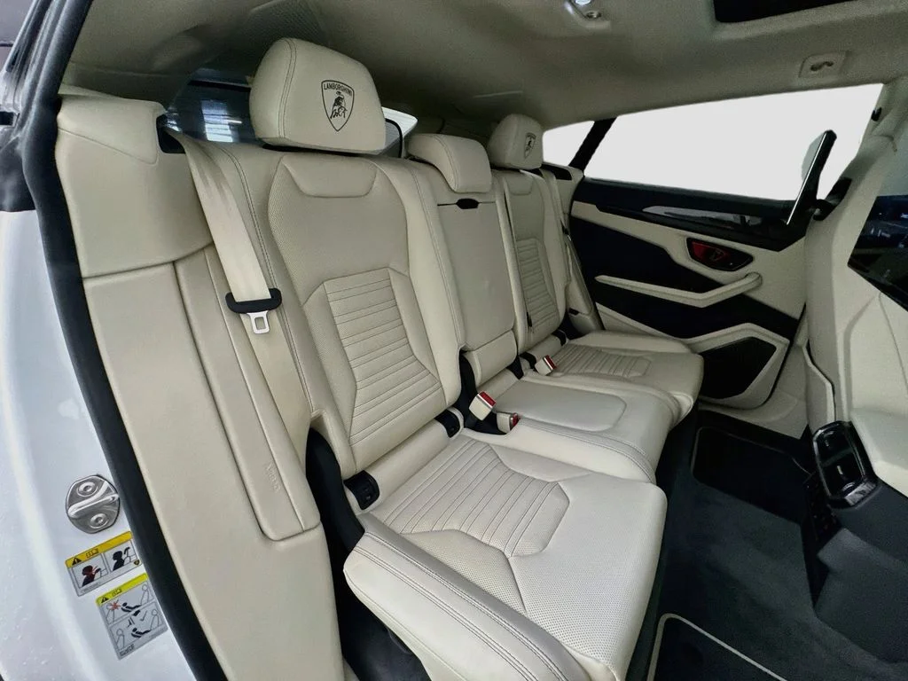 Used 2025 White Lamborghini SE image 30