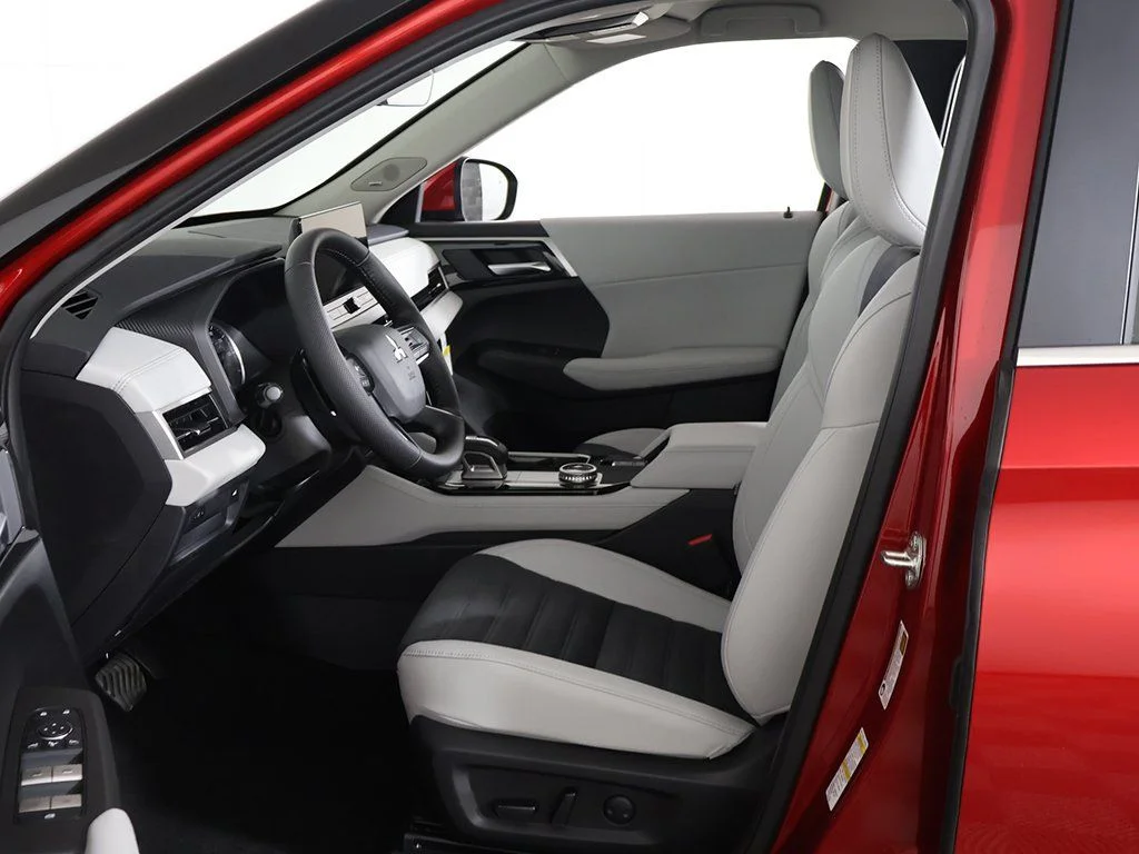 2025 Mitsubishi Outlander SE - Photo 27