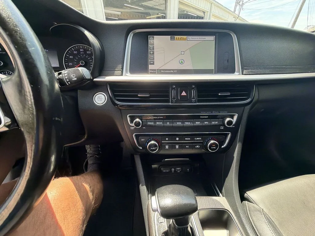 Used 2020 White Kia EX Premium image 19