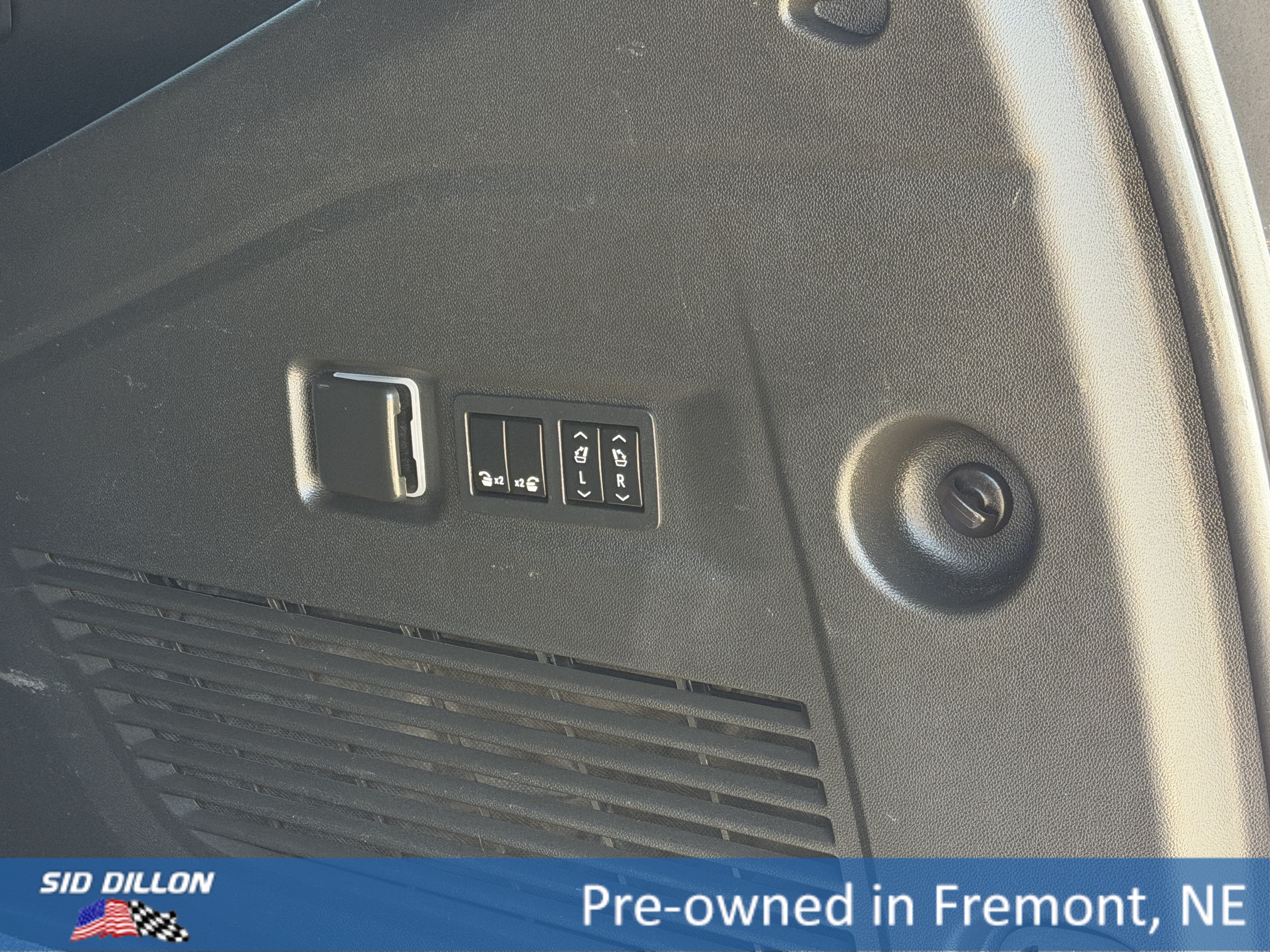 Used 2022 Black Chevrolet Z71 image 6