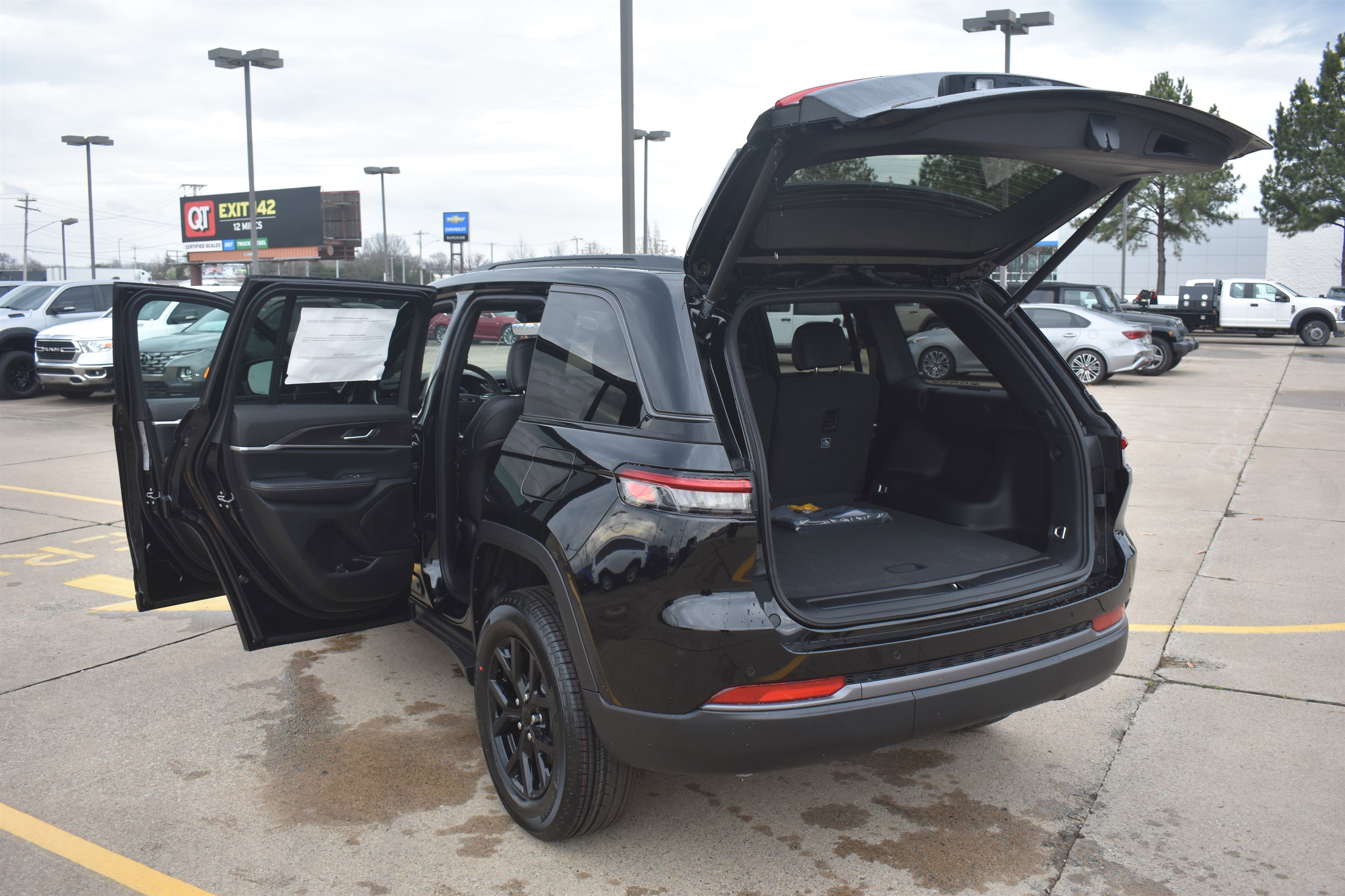 New 2026 Diamond Black Crystal Pearl-Coat Exterior Paint Jeep Laredo Altitude image 16