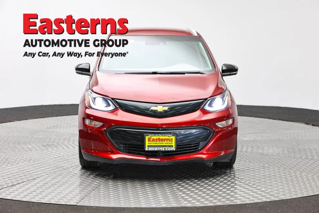 Used 2018 Red Chevrolet Premier image 2