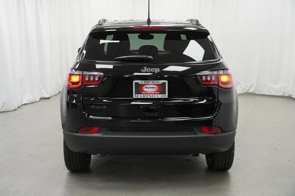 New 2026 Diamond Black Crystal Pearlcoat Jeep Latitude image 10