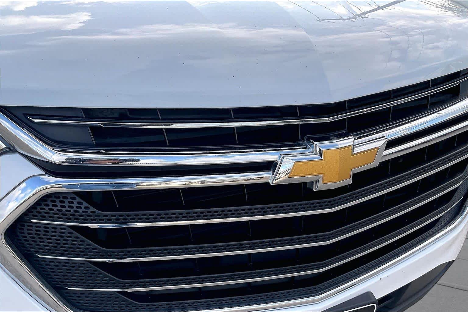 Used 2018 Summit White Chevrolet LT Cloth image 29