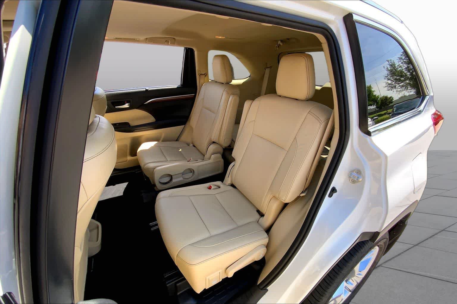 Used 2019 Blizzard Pearl Toyota Limited image 20