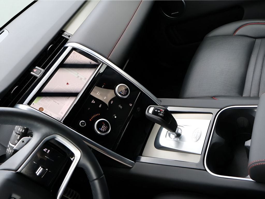 Used 2023 White Land Rover SE R-Dynamic image 19