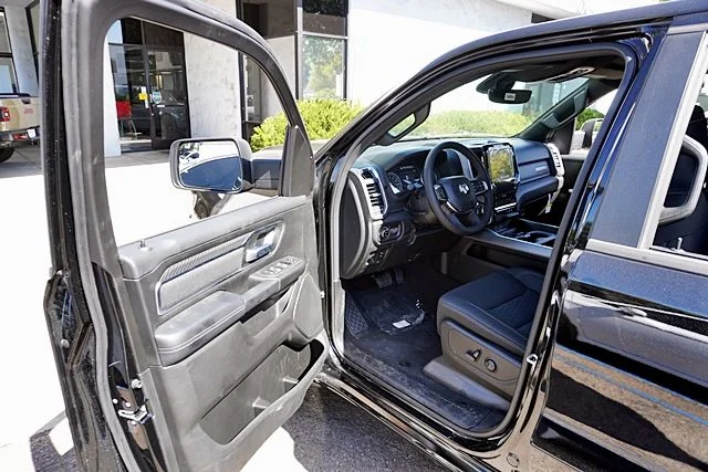 New 2026 Diamond Black Crystal Pearl-Coat Exterior Paint RAM Big Horn/Lone Star image 41
