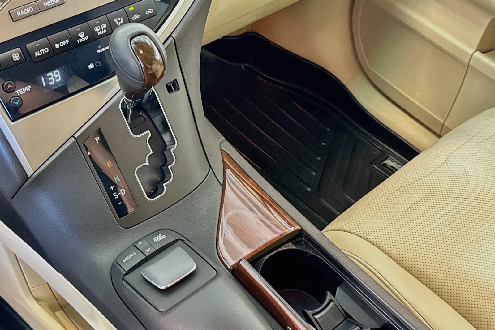 Used 2013 Starfire Pearl Lexus  image 15