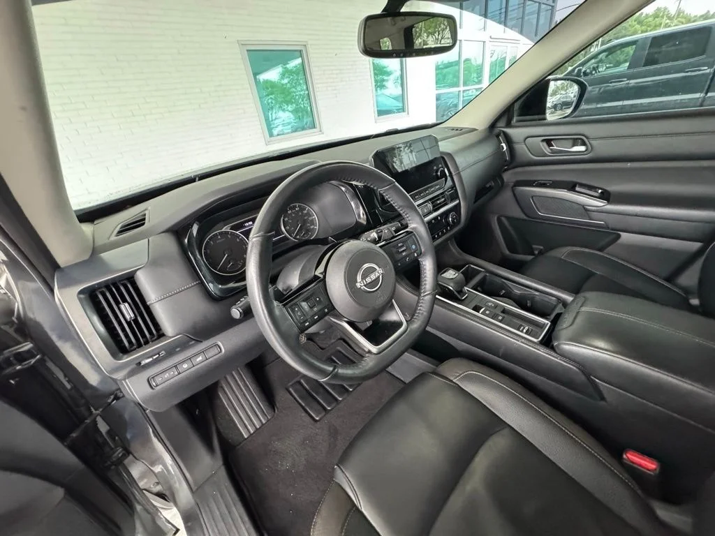 Used 2022 Gray Nissan SL image 12