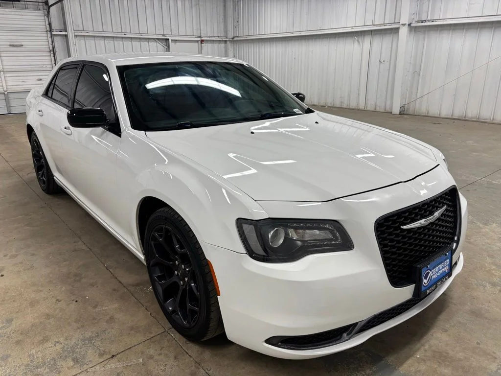 2019 Chrysler 300 Touring's photo