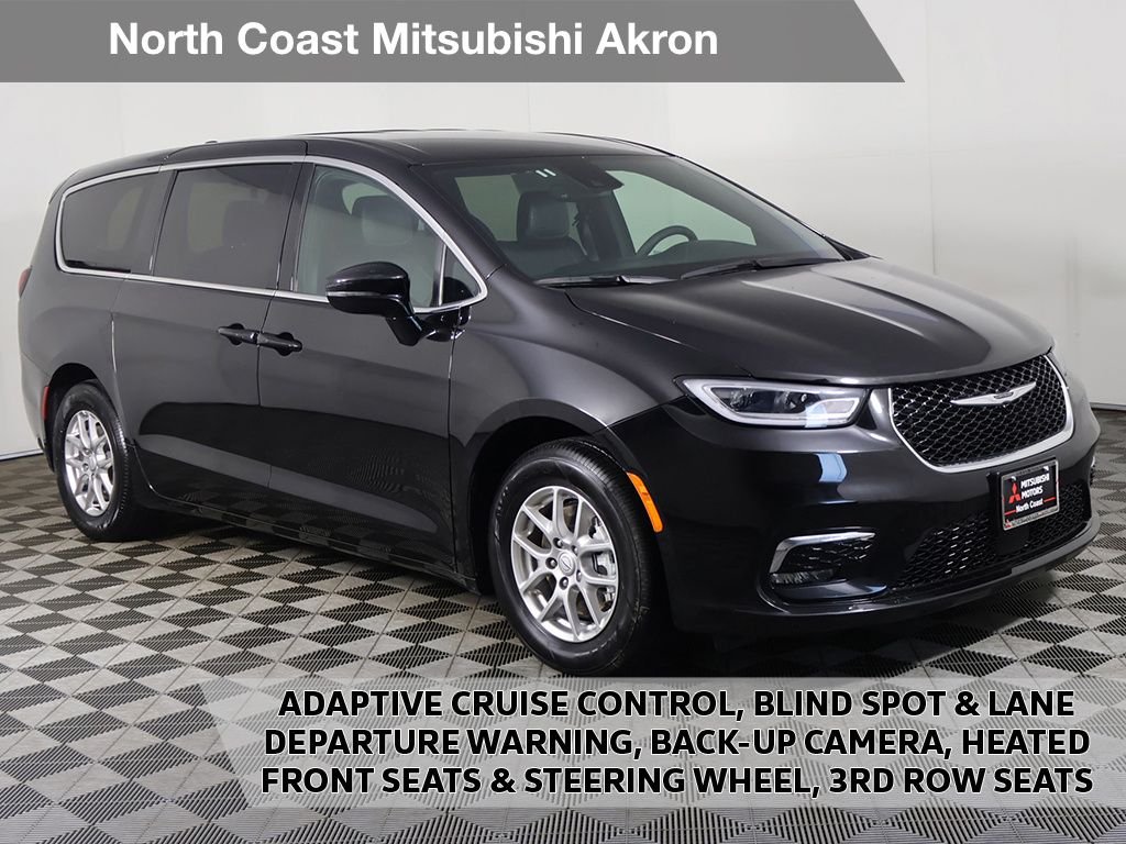 2025 Chrysler Pacifica Select's photo