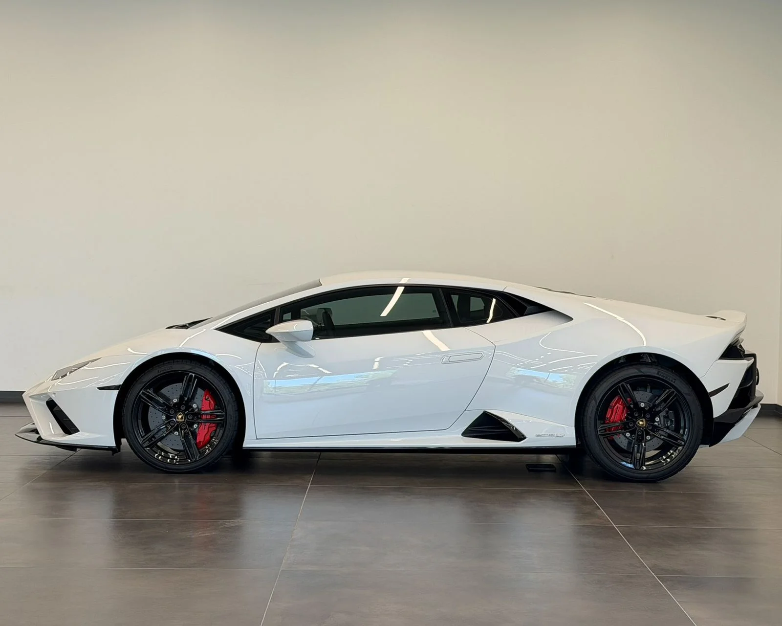 Used 2022  Lamborghini Base image 8