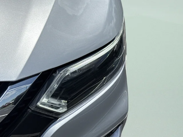 Used 2021 Silver Nissan SL image 17