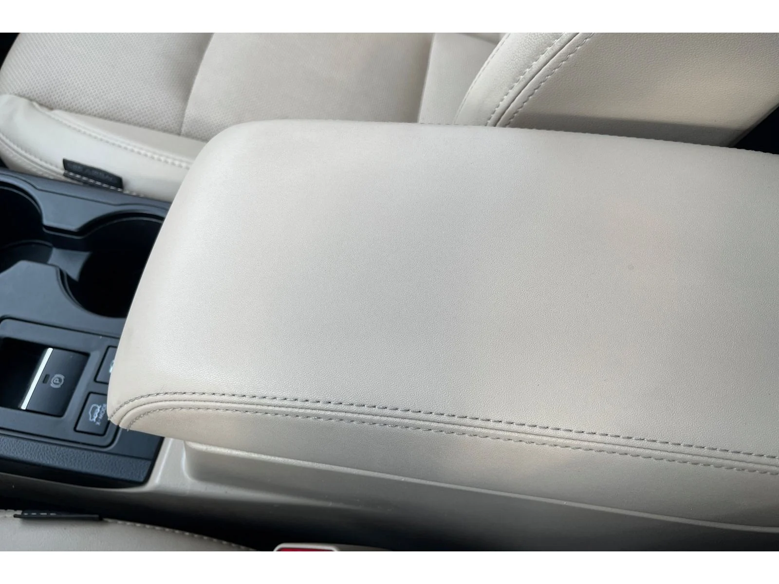 Used 2017 CRYSTAL WHITE PEA Subaru Limited image 29