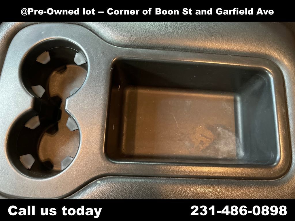 Used 2010 Stealth Gray Metallic GMC SL image 23