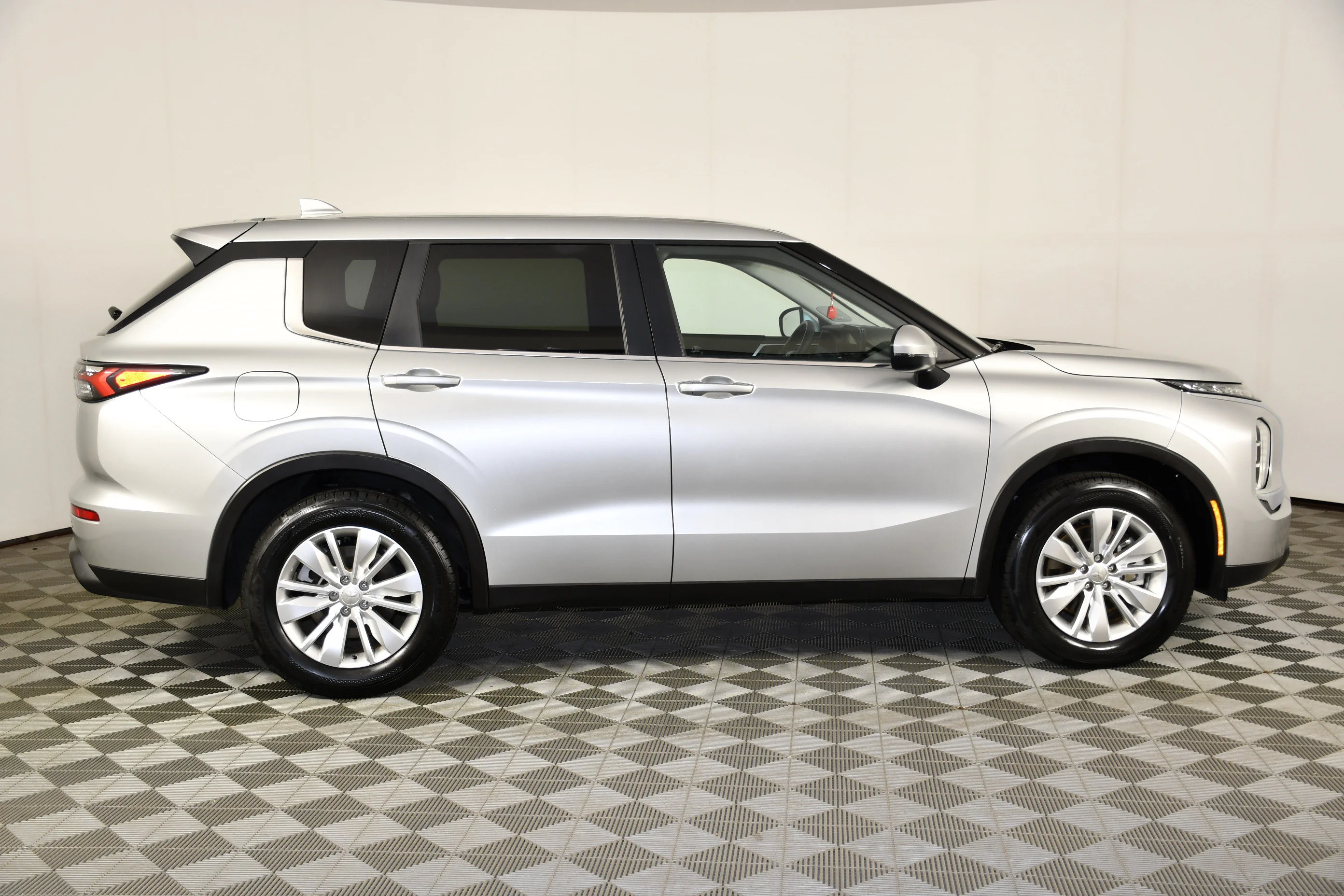 Used 2025 Silver Mitsubishi ES image 4